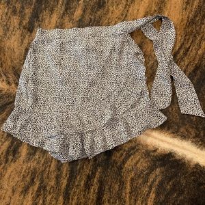Gee Gee size Medium white and black cheetah print skort with ties and ruffle hem